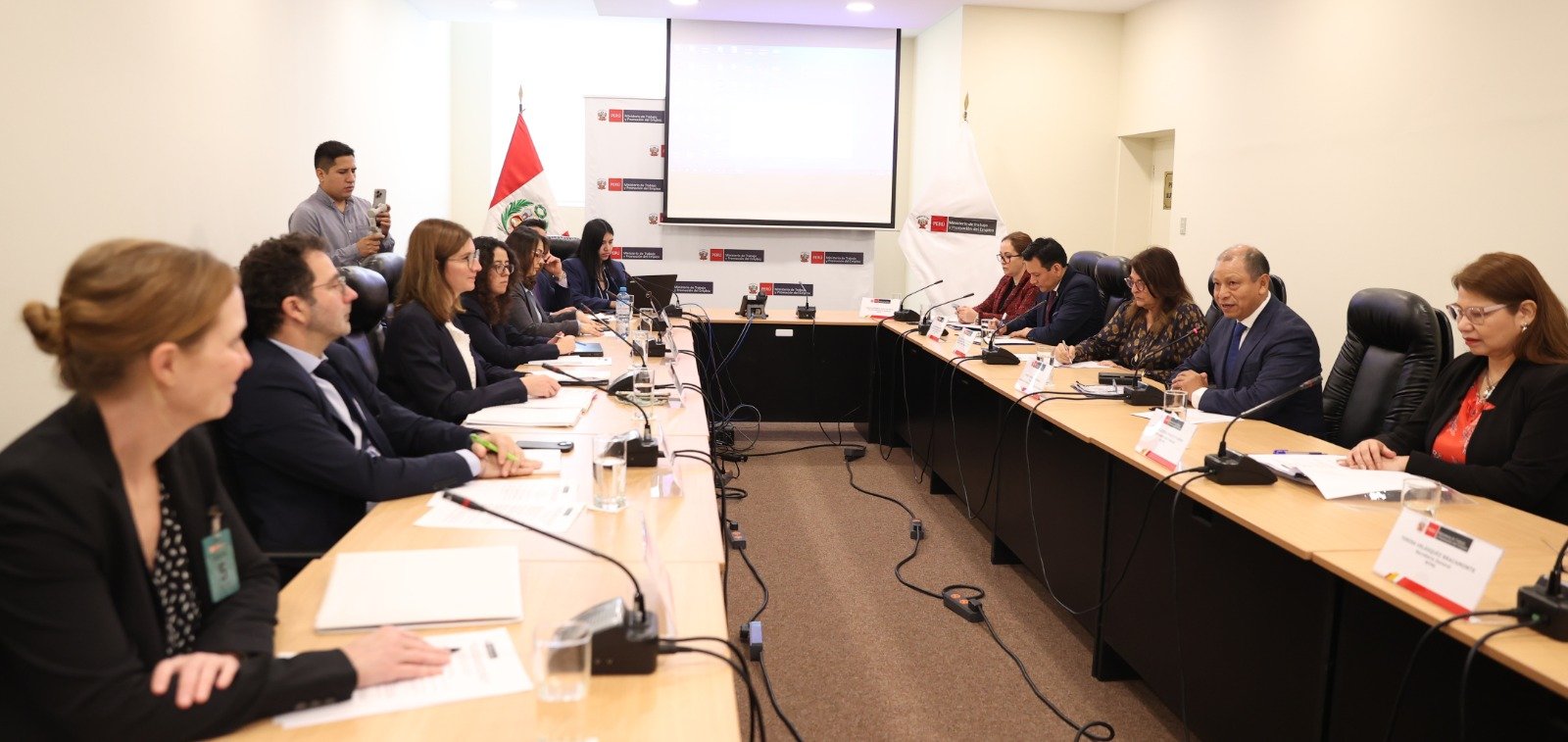 Ministro Maurate recibió a Misión OCDE y explicó los ejes de su gestión para la promoción de la empleabilidad